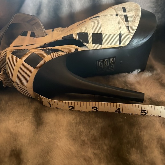 Must have soft ivory/black suede like peep toe bootie with buckle - Picture 3 of 4